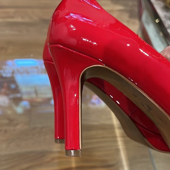 Tahari shoes new. Zice 6.5 beautiful red color. Comfy and chic and elegant. - Picture 6 of 6